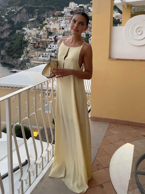 Robe longue satinée vue de face vague