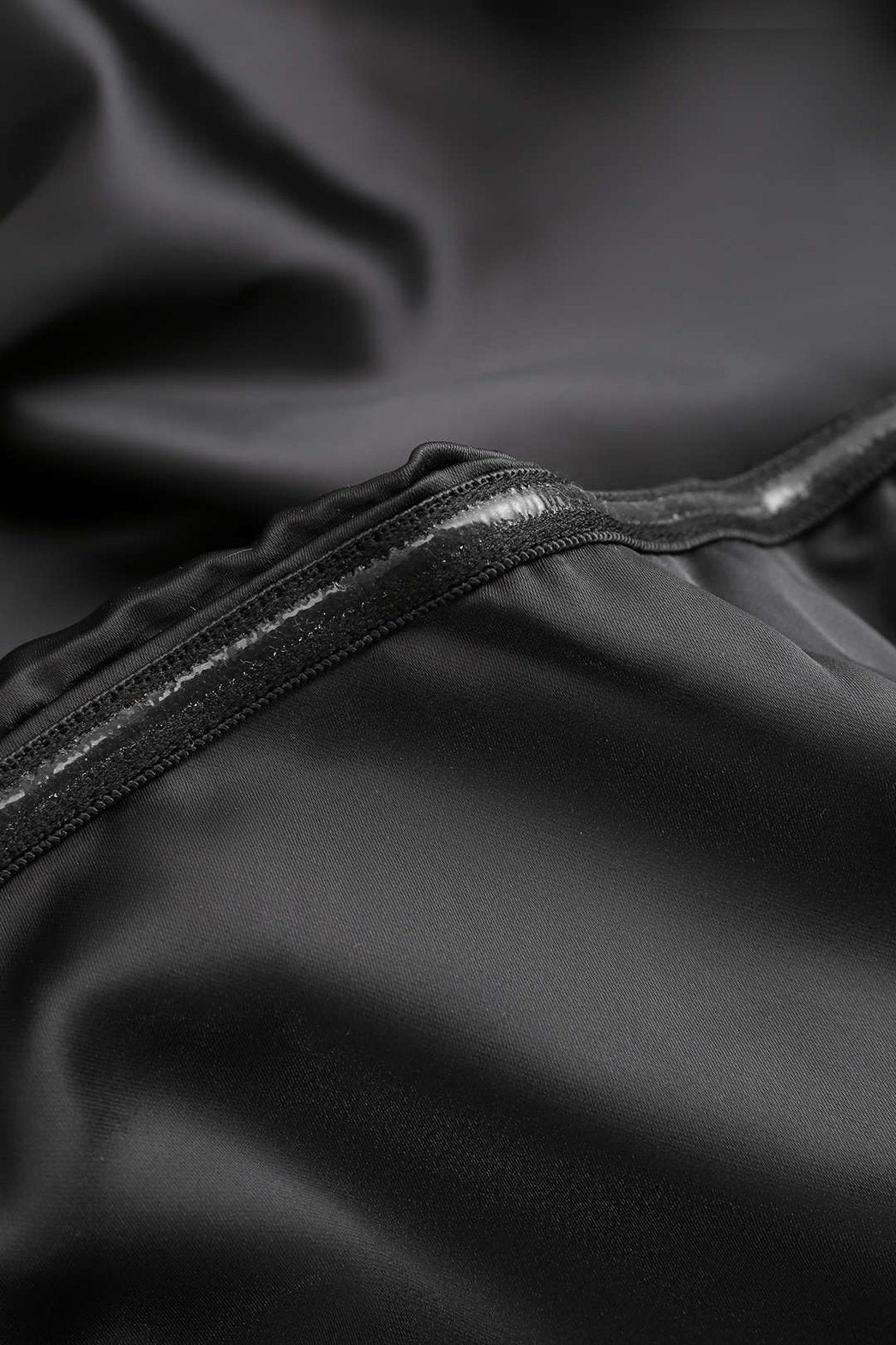 Vue latérale robe longue satinée - Sophistication
