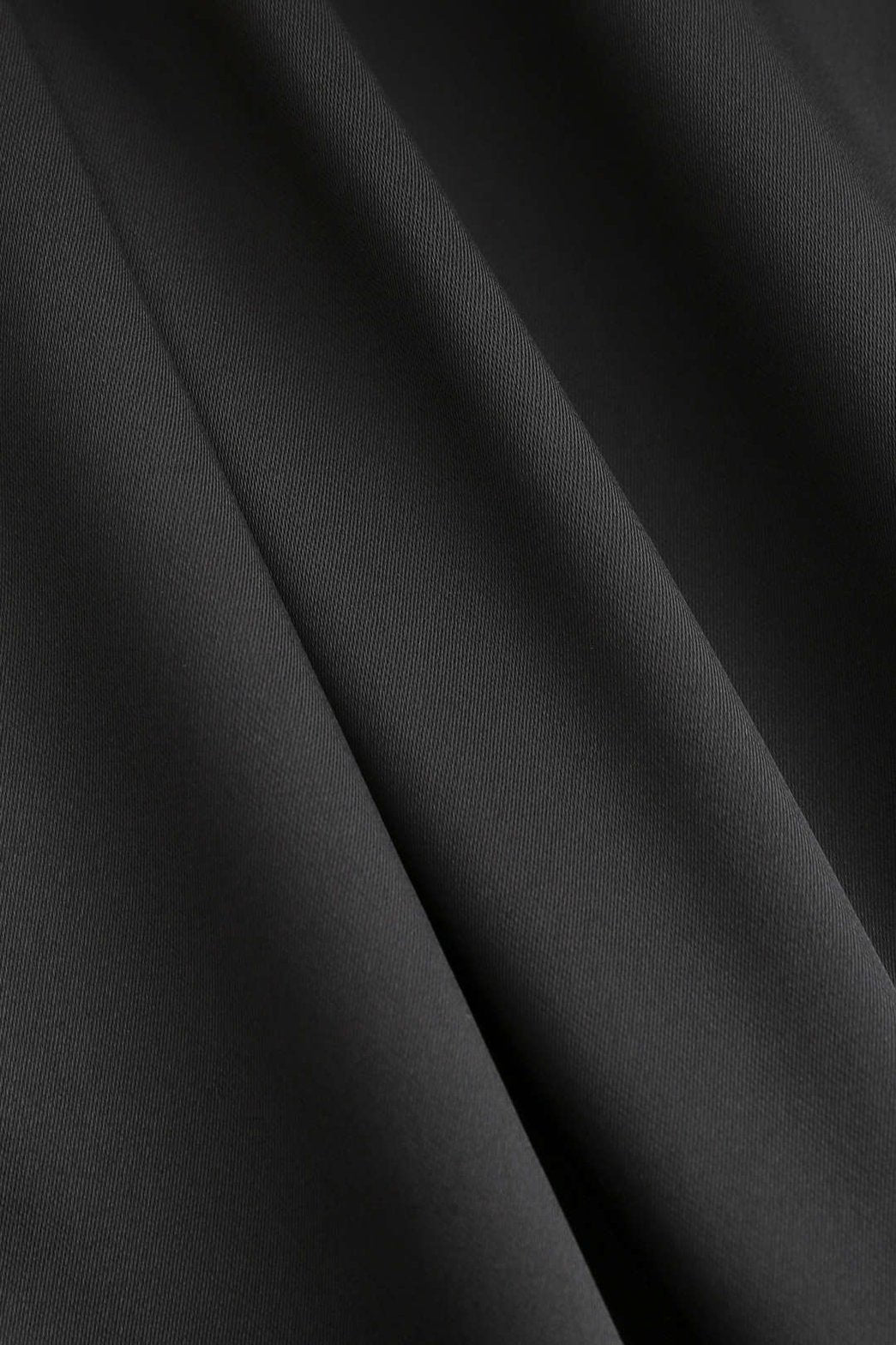 Détail de la fente latérale robe satinée - Raffinement