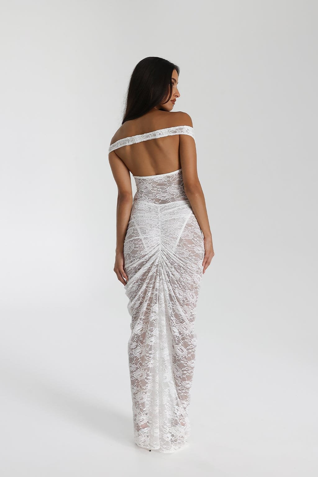 Robe longue en dentelle blanche vue de dos - perle