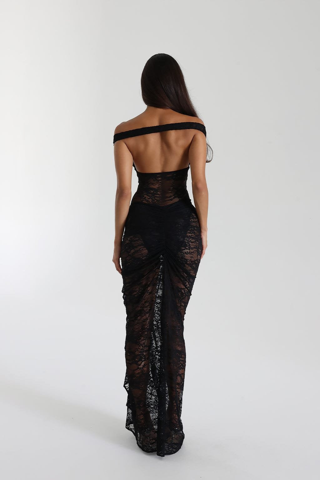 Robe longue en dentelle noire vue arrière - onyx