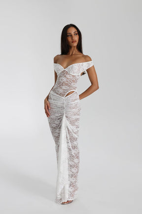 Robe longue en dentelle blanche vue de côté - cristal