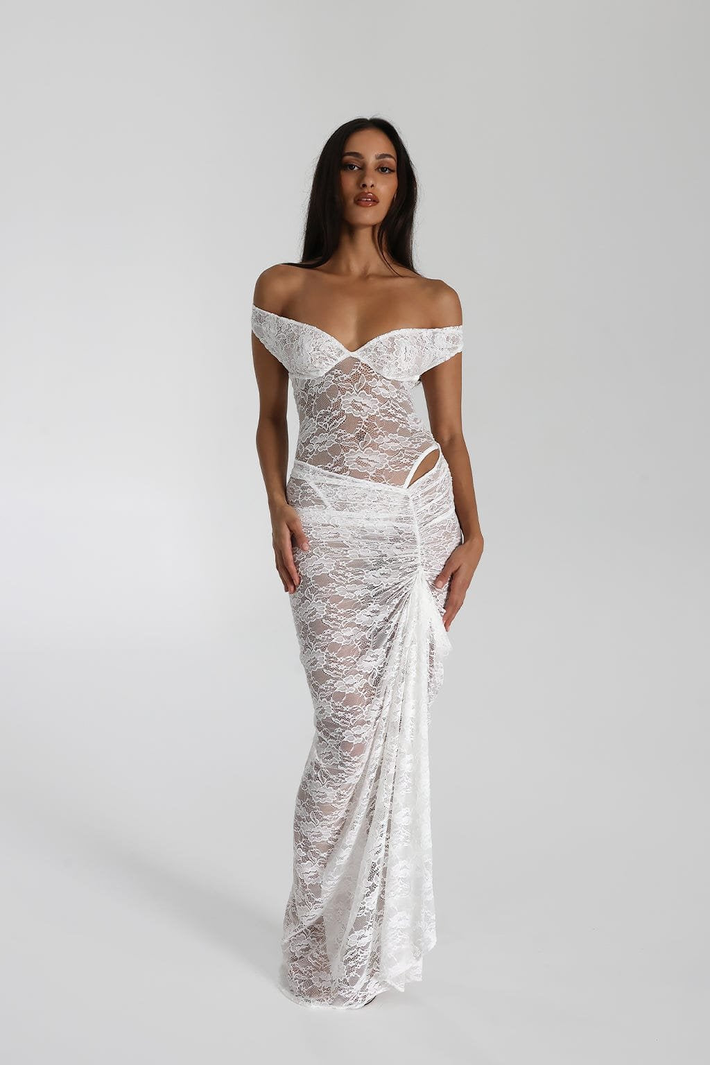 Robe longue en dentelle blanche vue de face - étincelle
