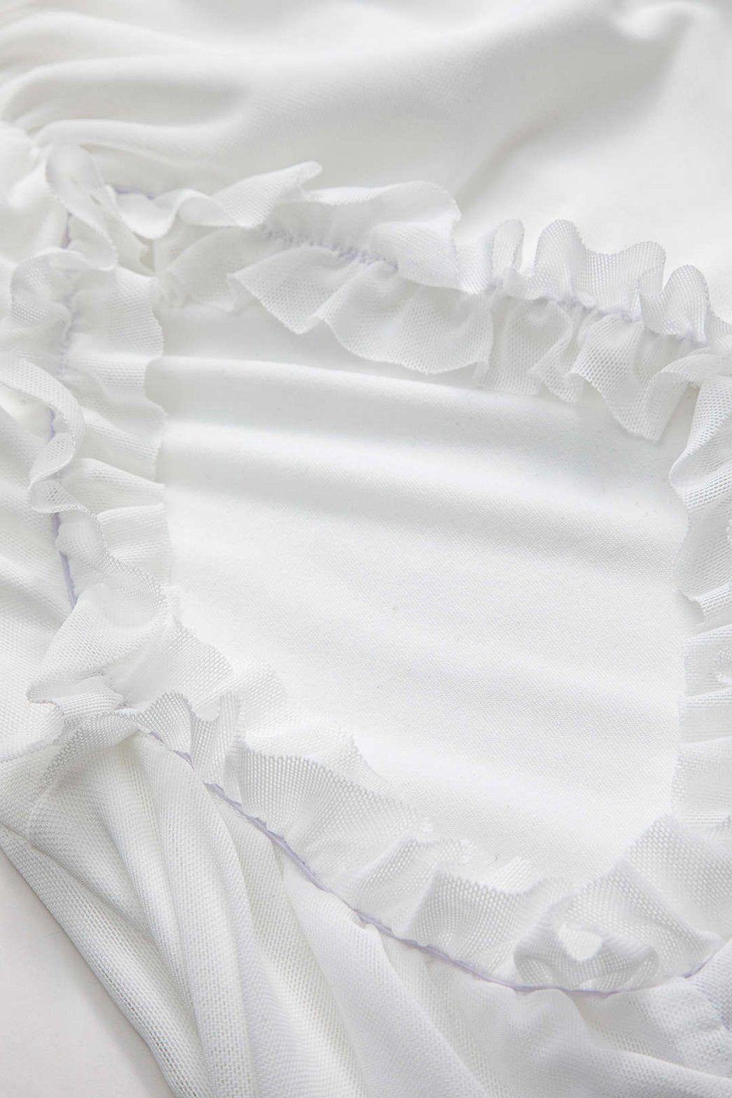 Détail des découpes de la robe longue cristal
