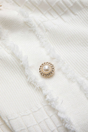 Détail des boutons robe tricot blanche - Élégance