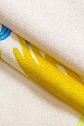 Détail imprimé tropical sur robe longue vent
