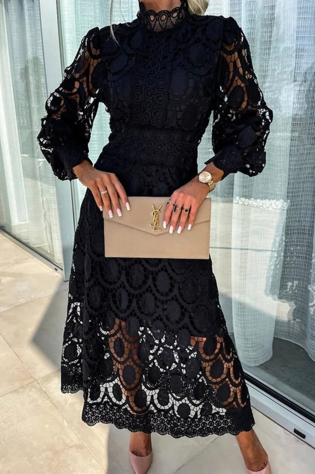 Détails dentelle robe midi rose étoile