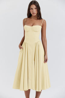 Robe midi élégante détails raffinés pluie