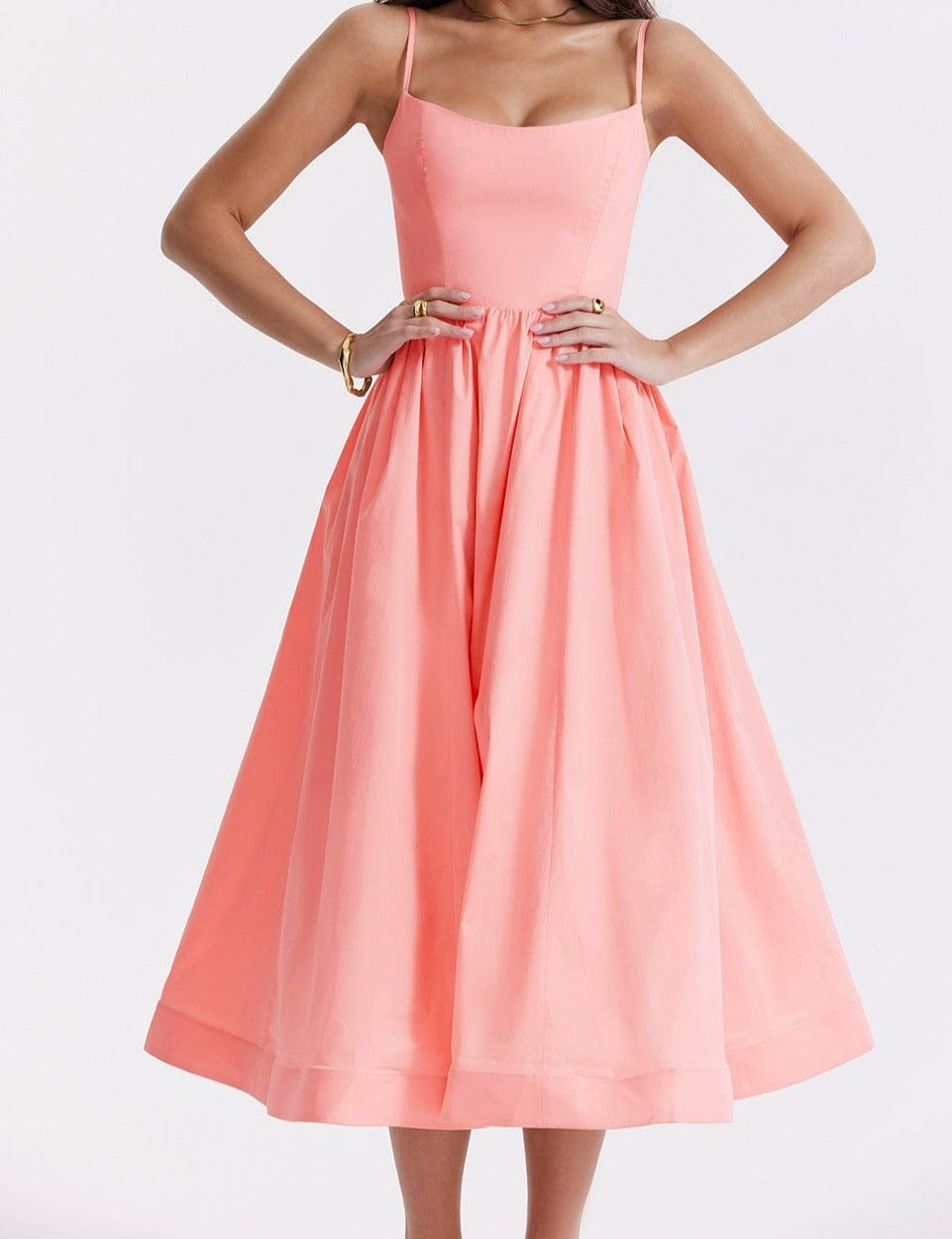 Robe midi élégante vue profil grâce
