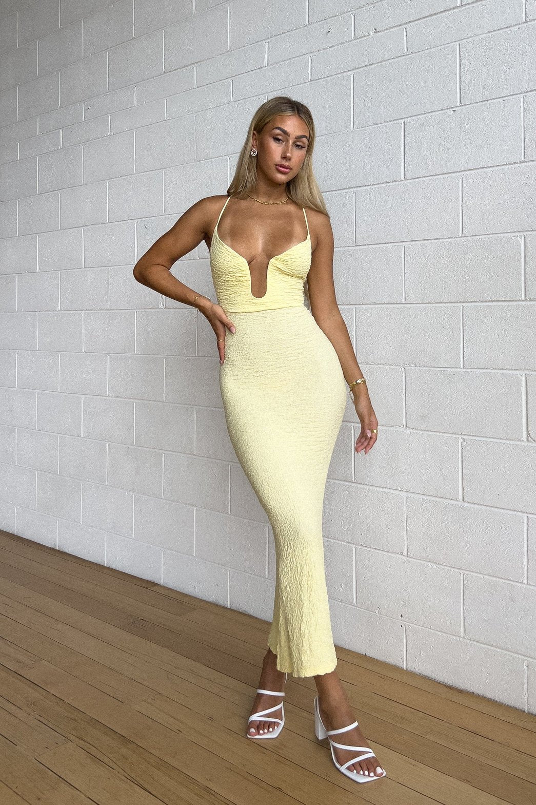 Robe midi élégante détail tissu perle