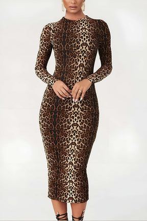 Robe midi léopard moulante vue de face soleil