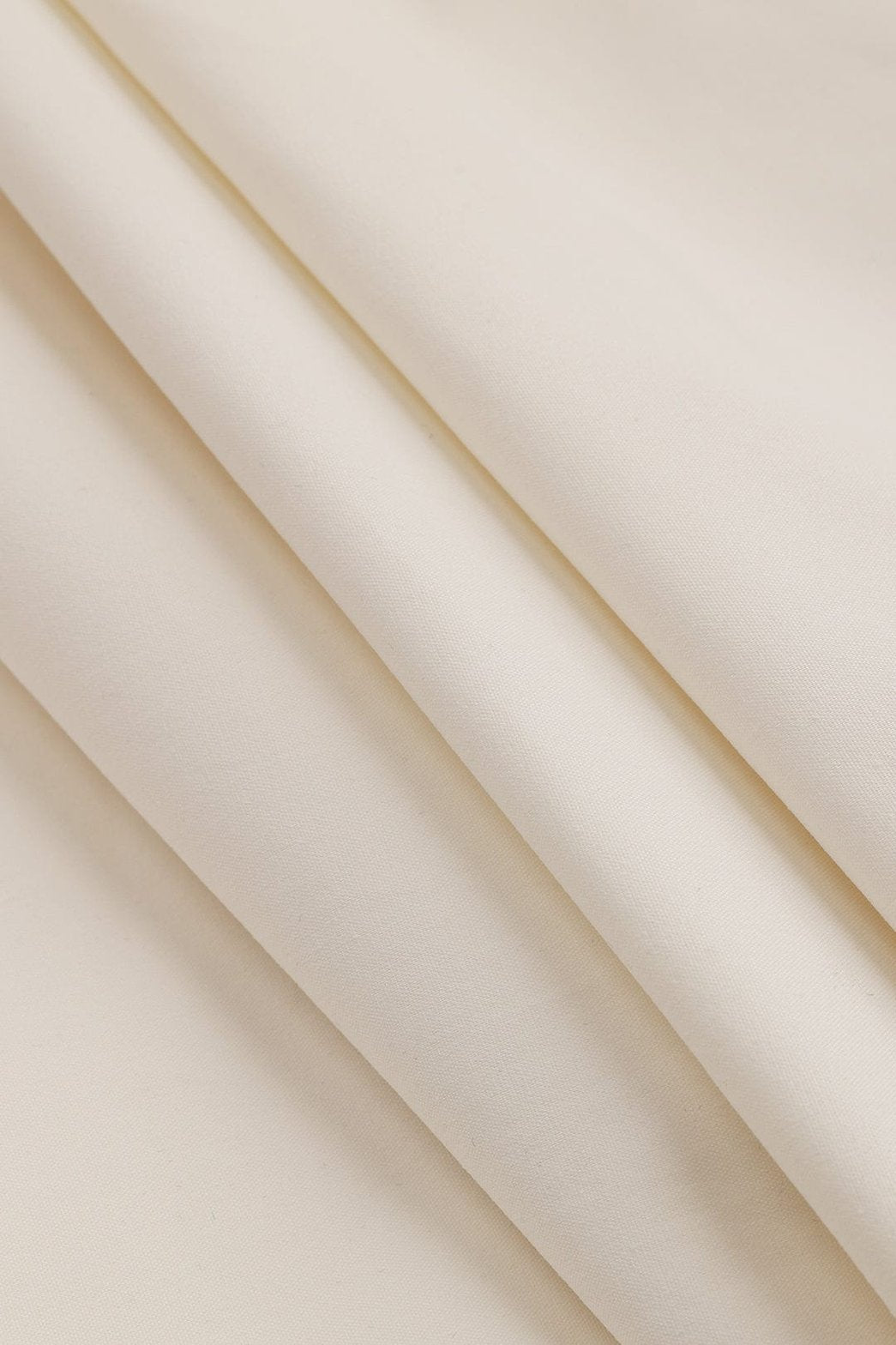 Robe midi plissée élégante vue de profil grâce