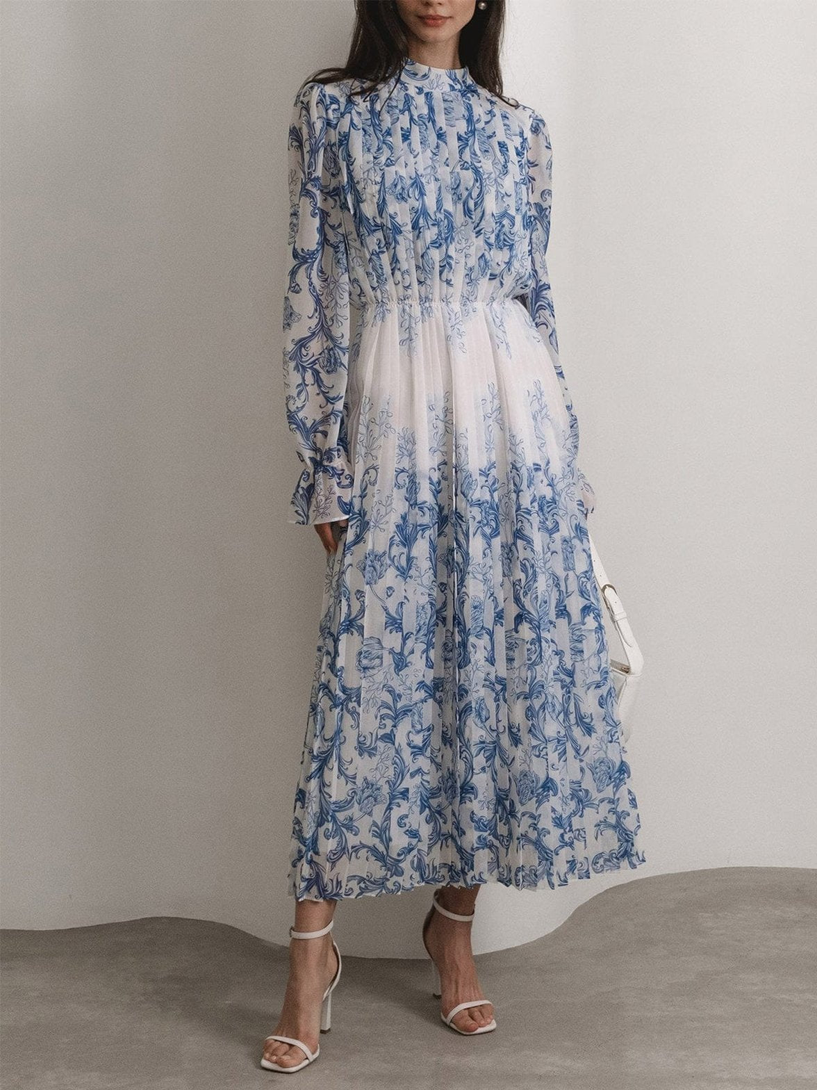 Robe midi plissée col montant élégance
