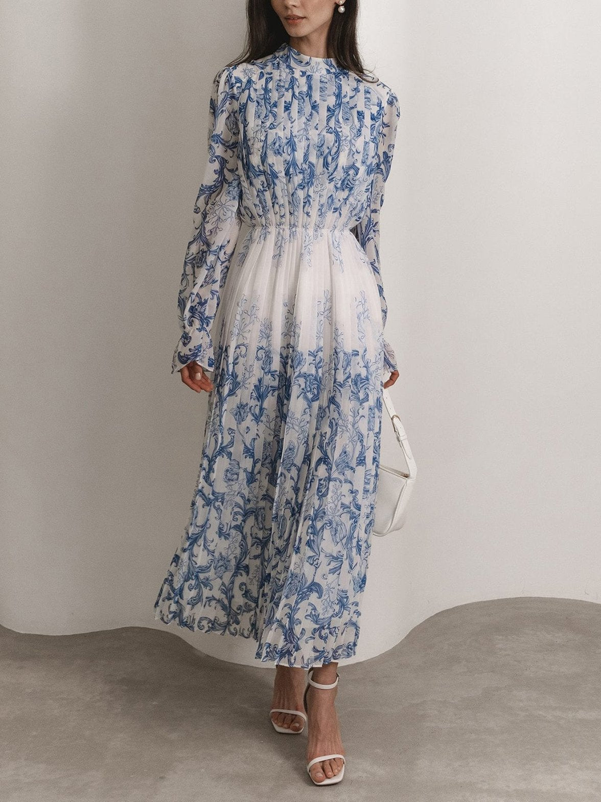 Robe midi plissée motif floral bleu et blanc douceur