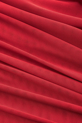 Détail du nœud de la robe mesh rouge cristal