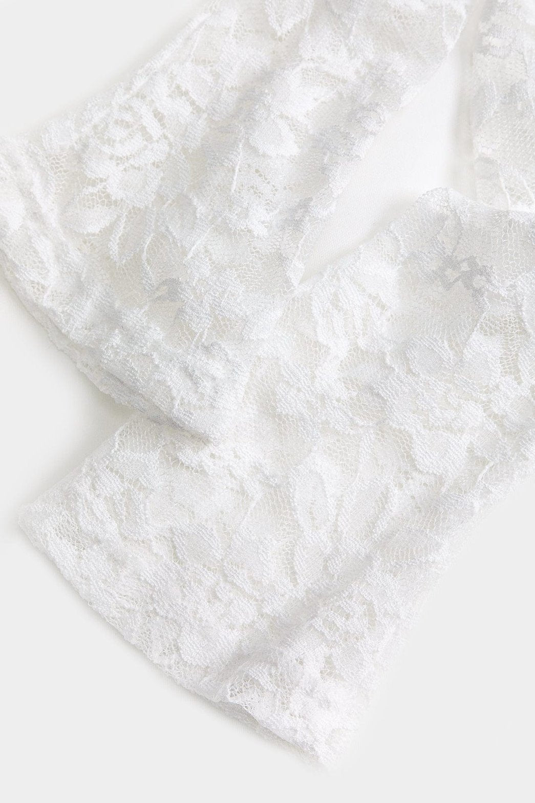 Robe mini dentelle épaules nues détail dentelle lune