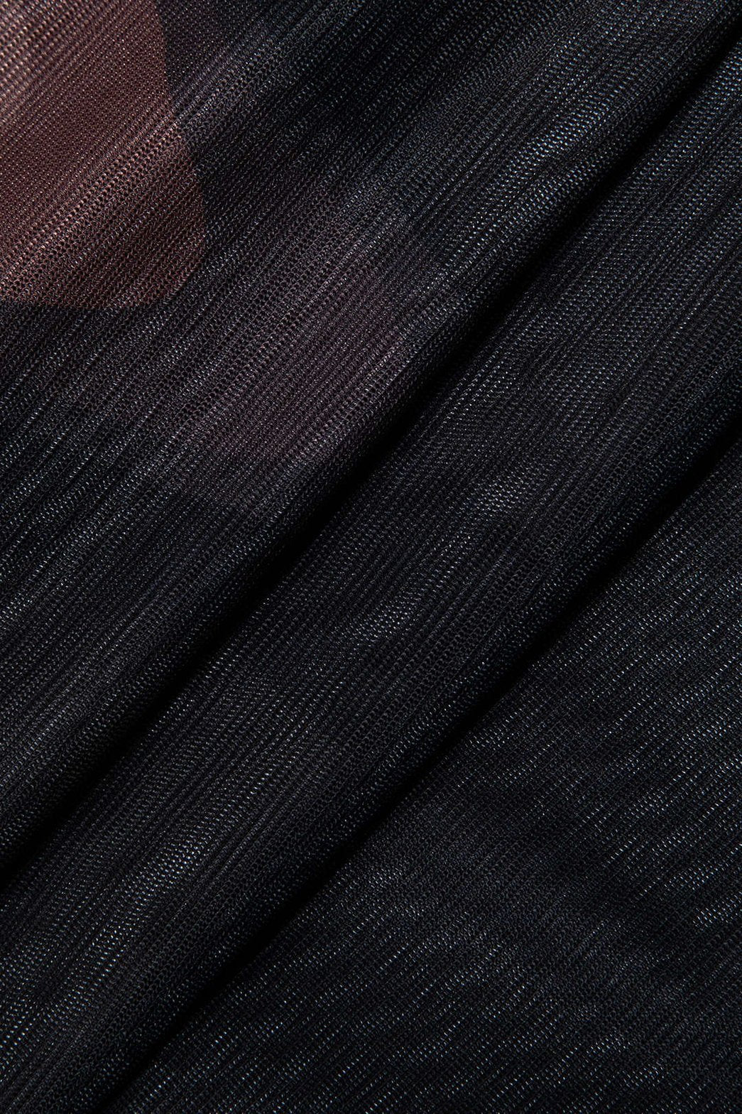 Robe moulante asymétrique détail sophistiqué harmonie