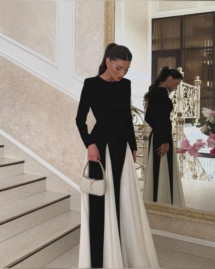 Robe moulante élégante col montant noir et blanc harmonie
