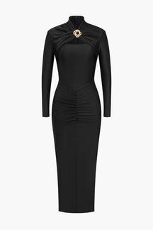 Robe moulante noire élégante avec détail doré brillant