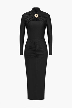 Robe moulante noire élégante avec détail doré brillant
