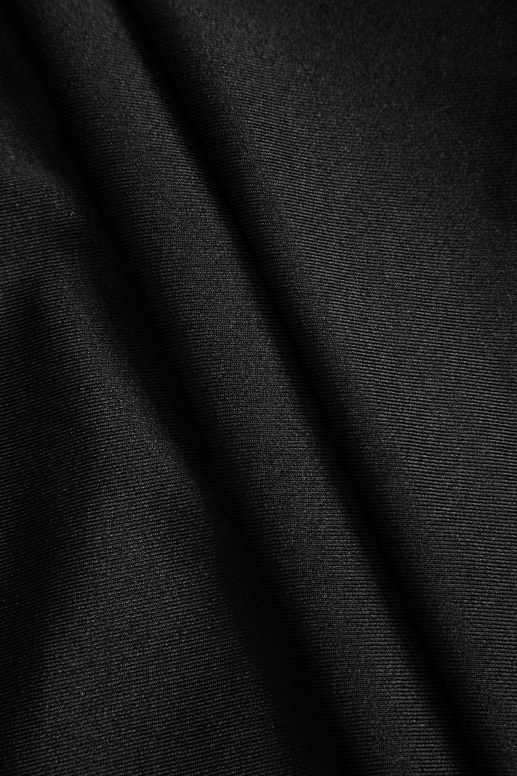 Robe longue noire moulante vue de côté élégant