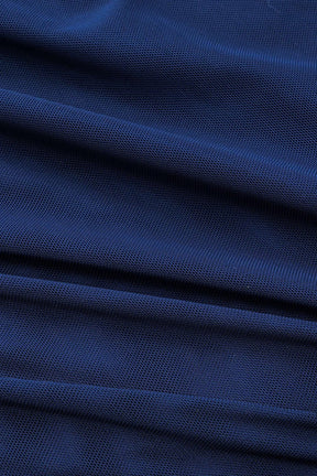 Détail de la robe moulante bleue semi-transparente nuage
