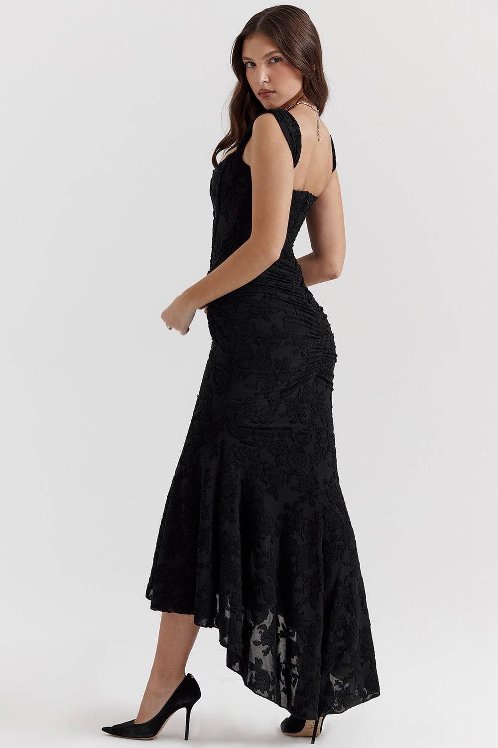 Robe élégante noire or