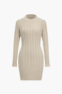 Robe pull tricotée beige ajustée vue de face soleil