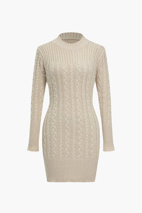 Robe pull tricotée beige ajustée vue de face soleil
