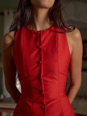 Robe rouge courte vue latérale vent