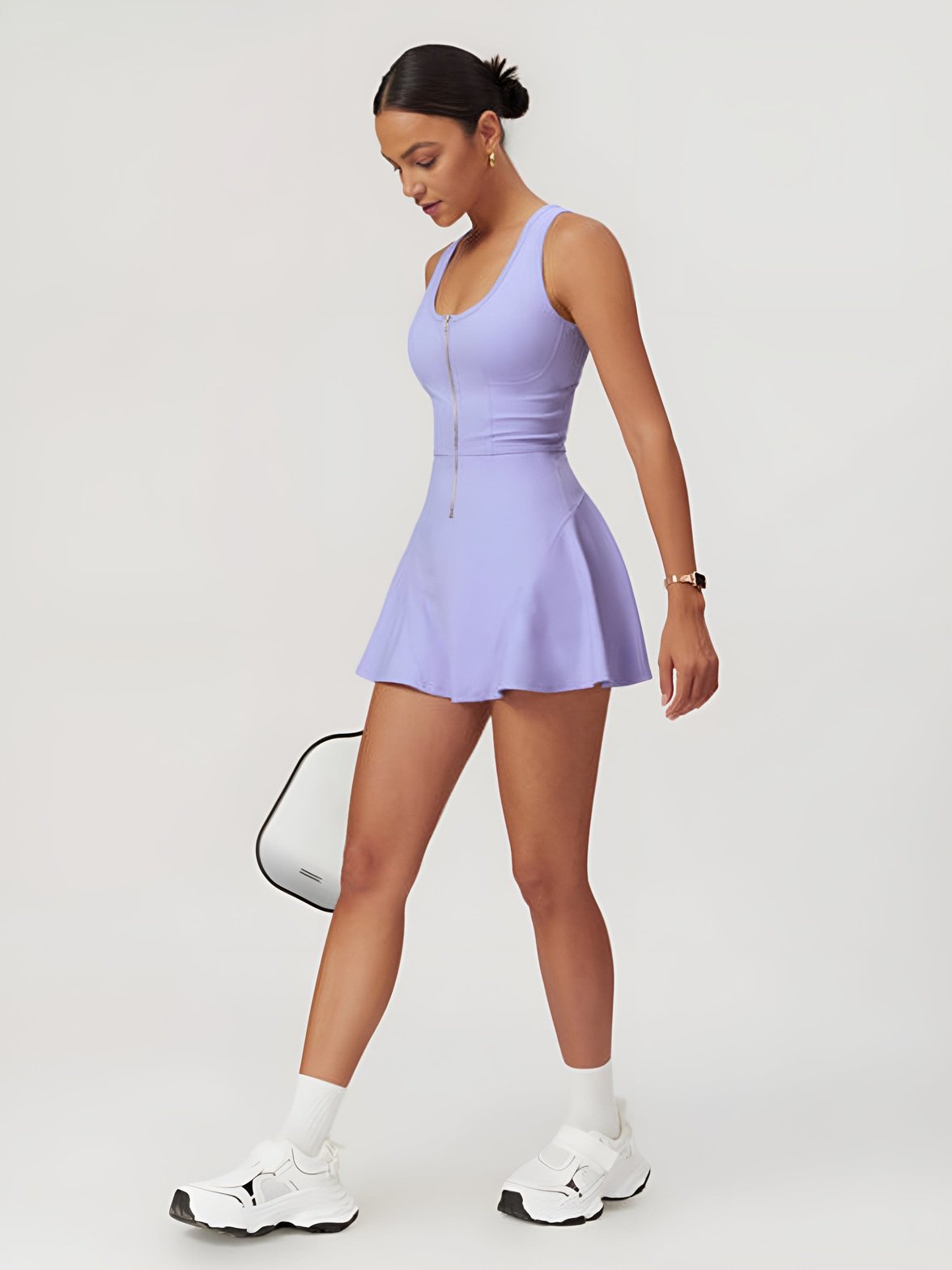 Vue latérale robe sportive blanc frais