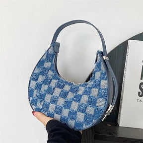 Sac baguette damier bleu détail motif lune