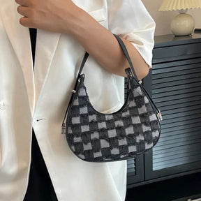 Sac baguette damier bleu porté épaule nuage