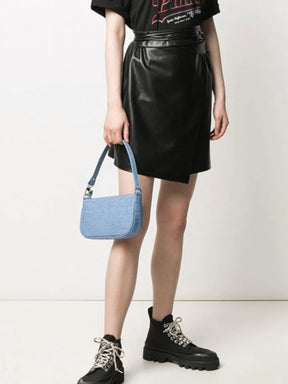 Sac baguette bleu ciel détail texture chic