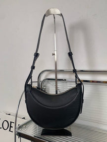 Sac bandoulière marron porté épaule harmonie