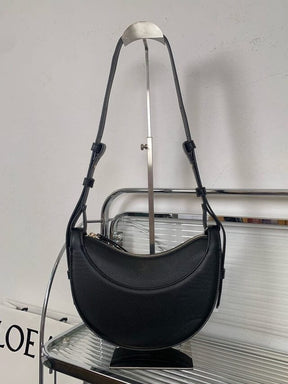 Sac bandoulière marron porté épaule harmonie