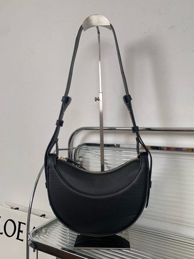 Sac bandoulière marron porté épaule harmonie