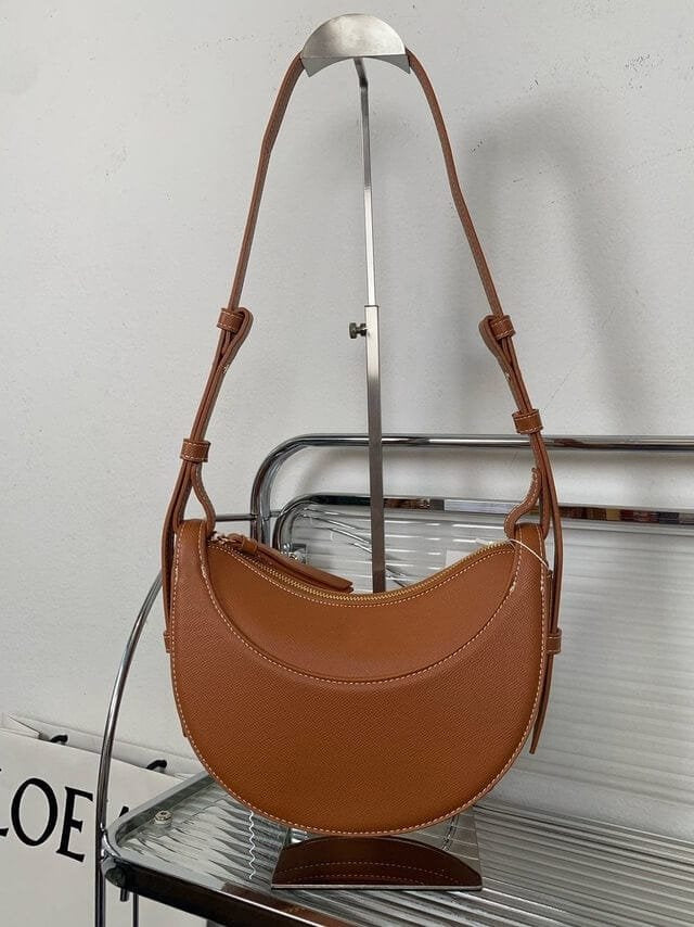 Sac bandoulière marron en cuir végétal vue de face souffle