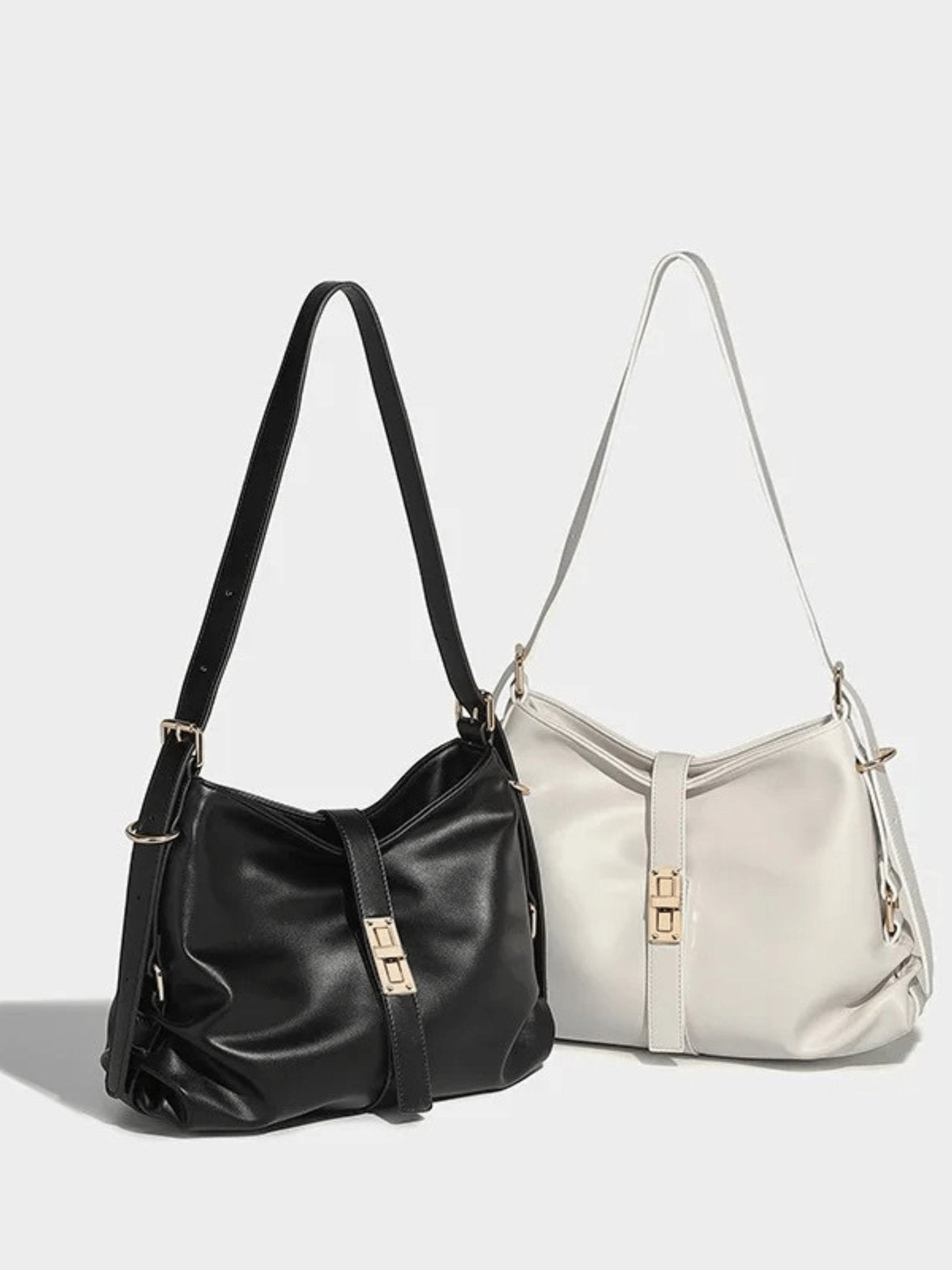 Détail couture sac cuir noir étoile