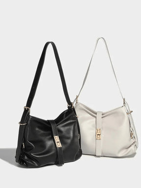 Détail couture sac cuir noir étoile