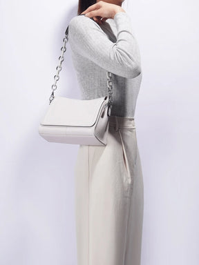 Sac bandoulière blanc porté épaule dentelle