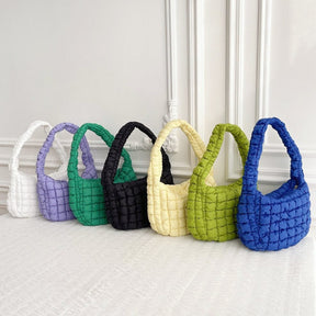 Sac bandoulière matelassé porté épaule brise