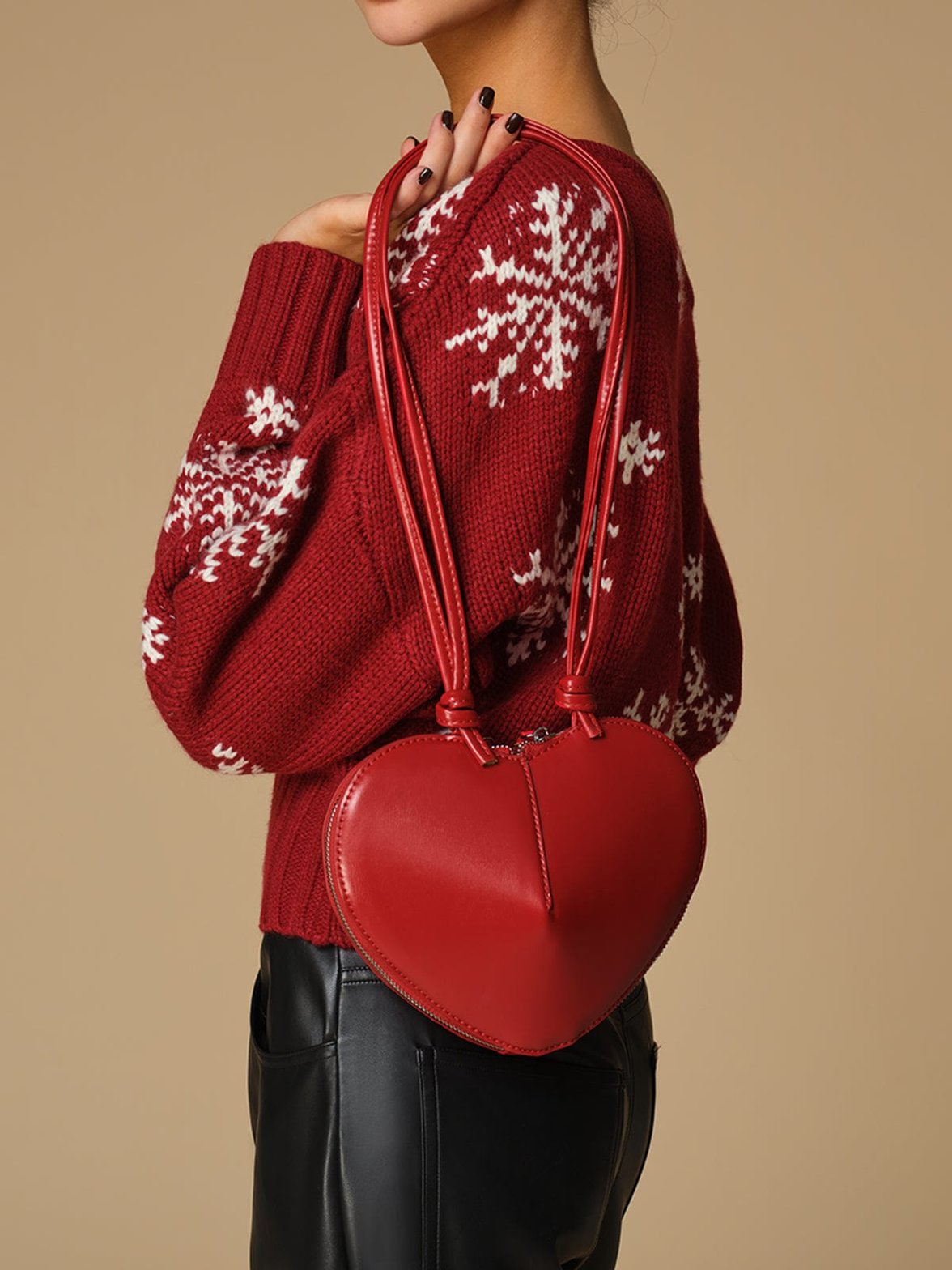 Sac cœur rouge porté épaule lune