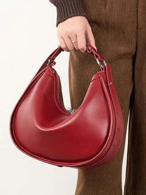 Sac croissant en cuir bordeaux vue côté soleil