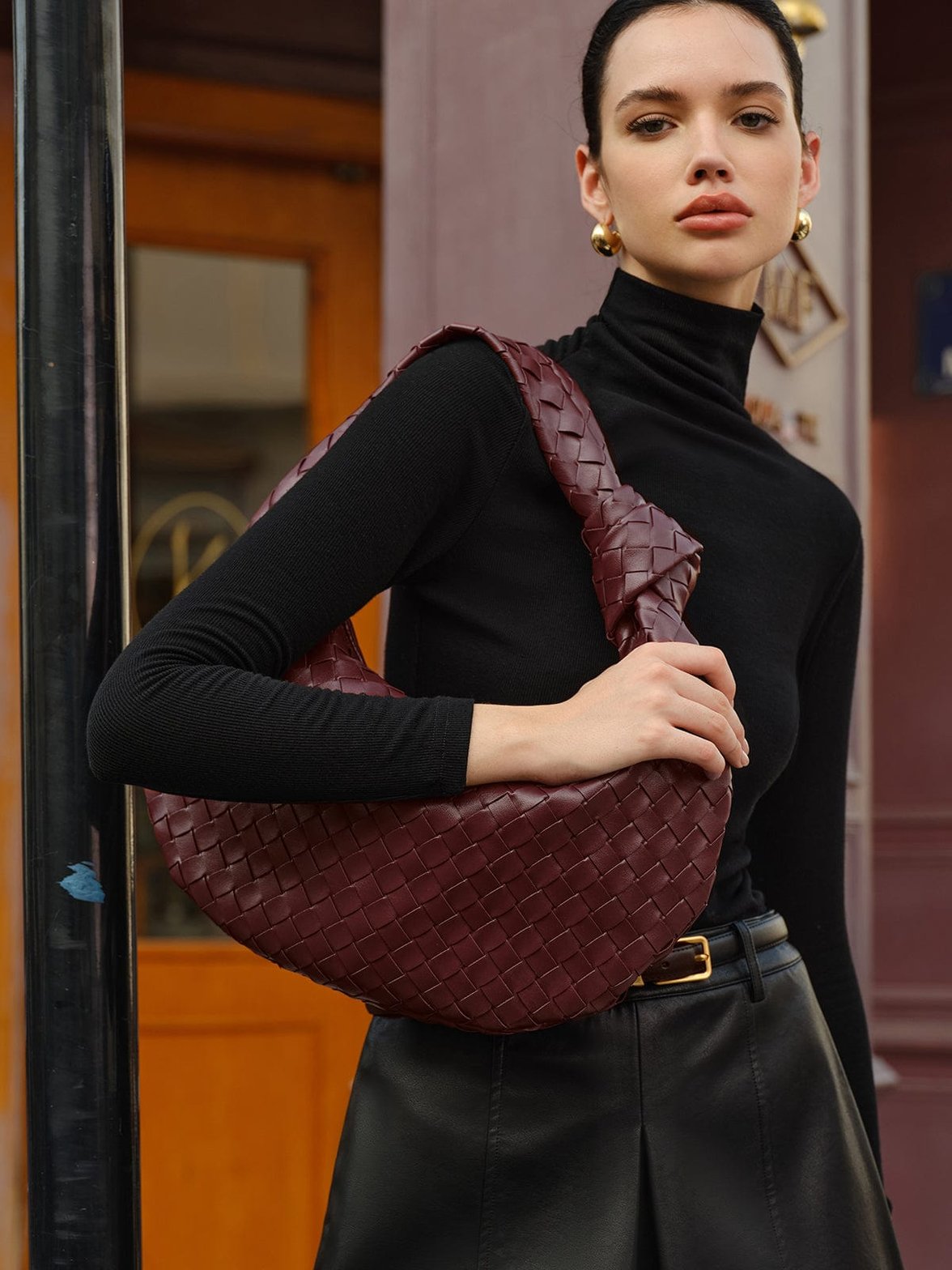 Sac croissant en cuir tressé bordeaux raffiné