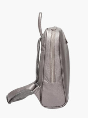 Sac à dos en cuir gris vue arrière soleil