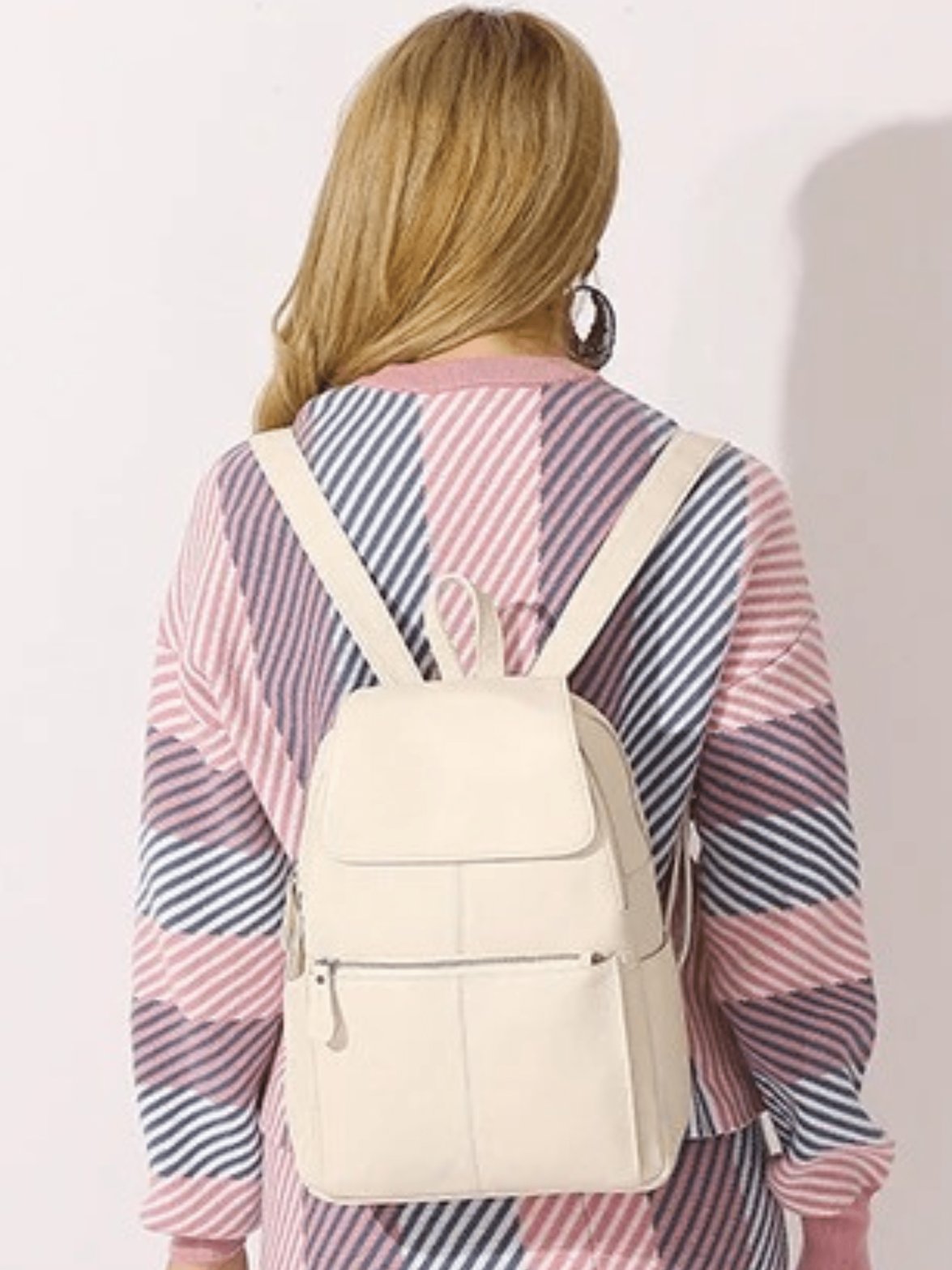 Détail sac à dos cuir beige lune