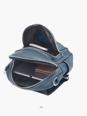 Sac à dos en cuir bleu porté pluie