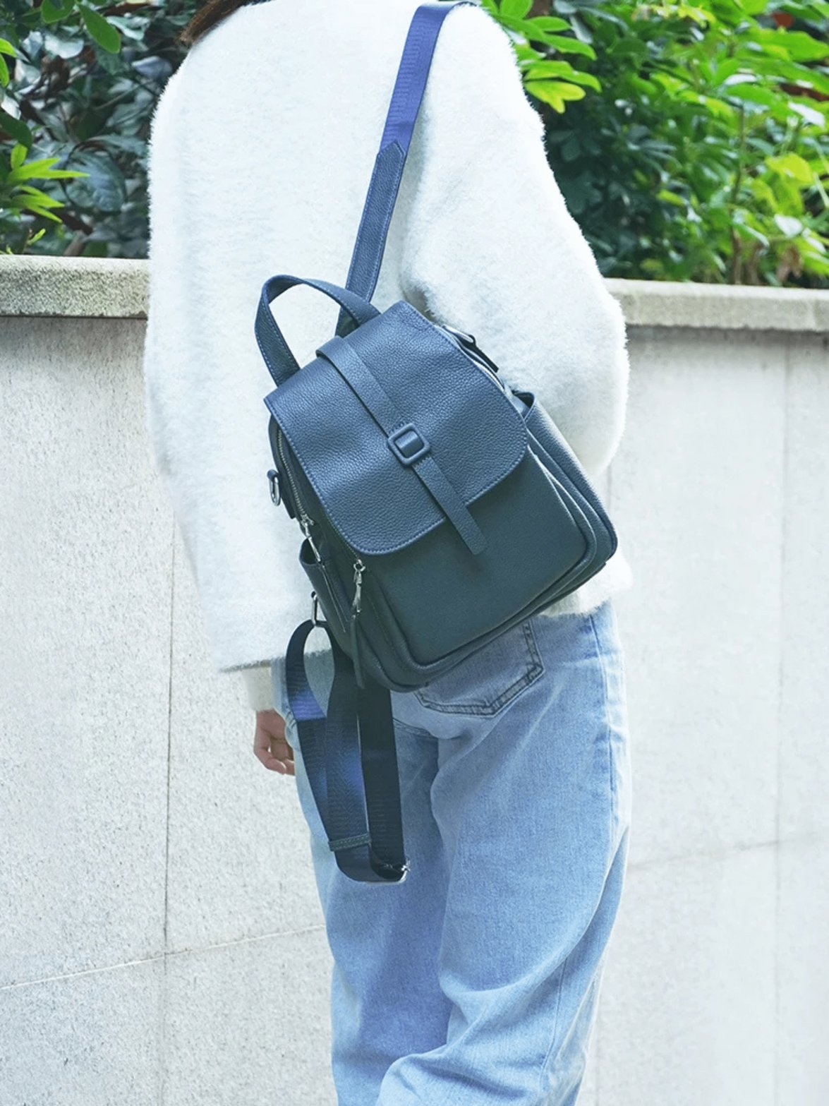 Sac à dos en cuir bleu vue détaillée vent
