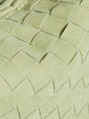 Sac hobo tressé porté épaule gracieux